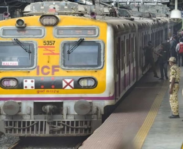 Mumbai Local Trains,Maharashtra Local Trains,Maharashtra Government,Maharashtra CM,Aaditya Thackeray,Shiv Sena,Mumbai News,India News