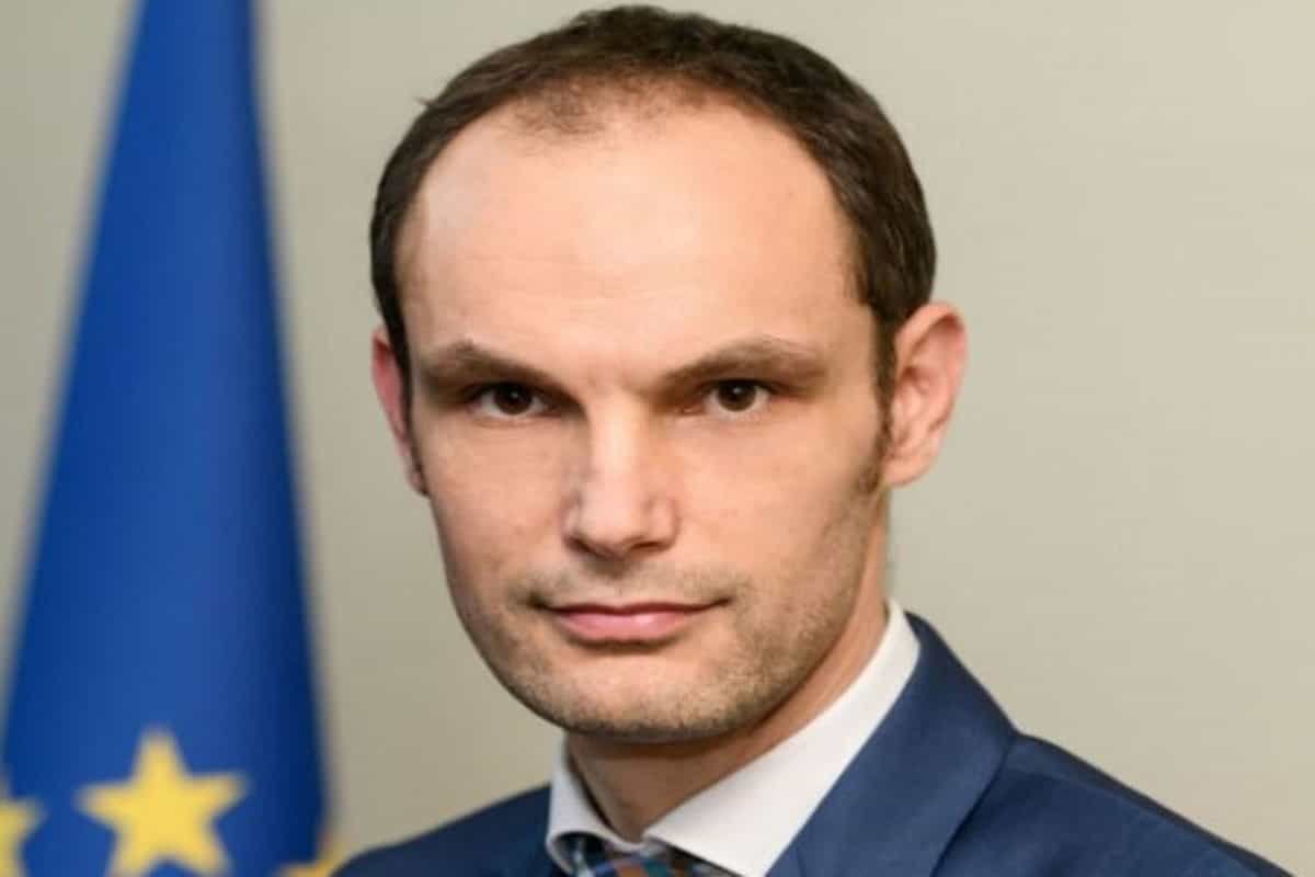 Slovenian foreign minister tests positive
