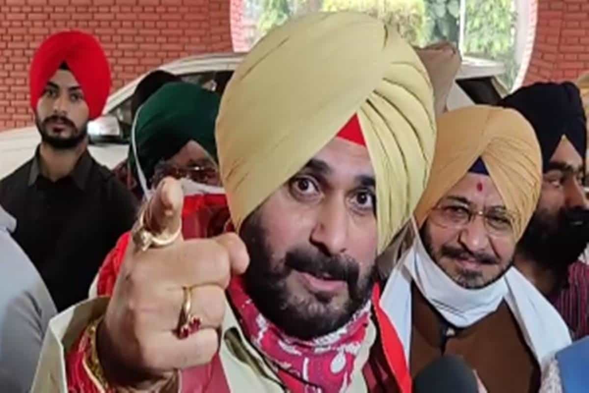 Amarinder Singh begins dharna in Delhi; Navjot Sidhu, other MLAs briefly stopped at border
