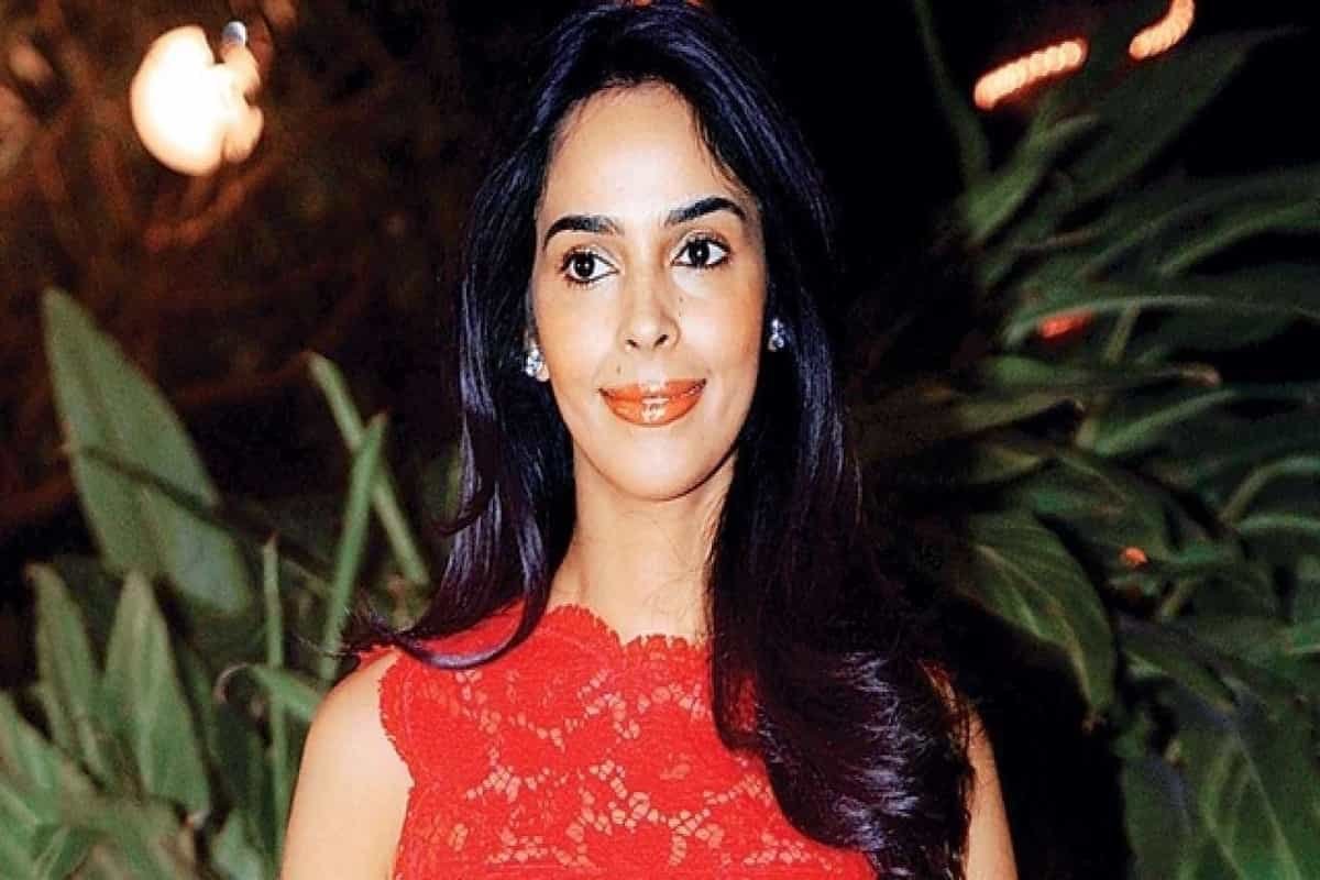 Yes, Mallika Sherawat hung out with Kamala Harris in 2009. Viral pic