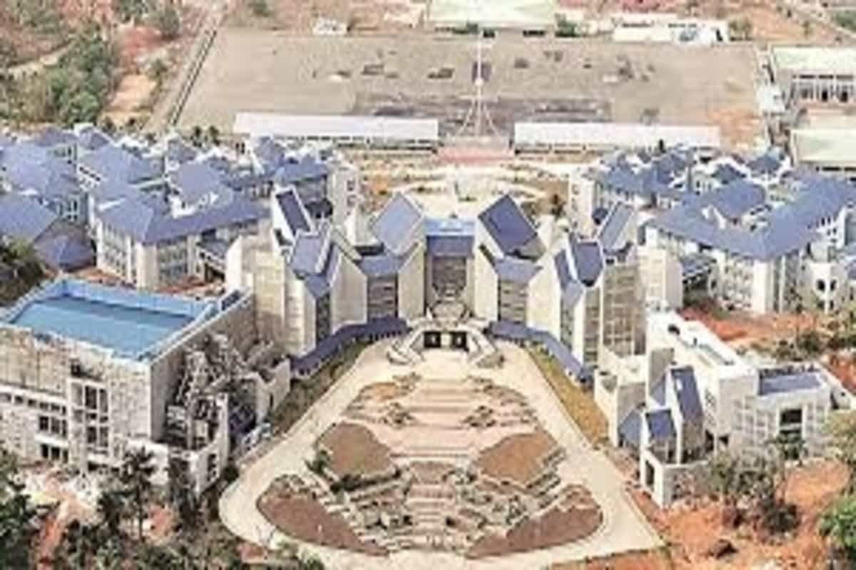 Booted out over kiss, cadet alleges bias: He got away lightly