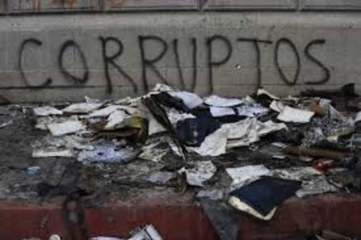 Guatemala condemns fire at Congress; 12 injured in protests