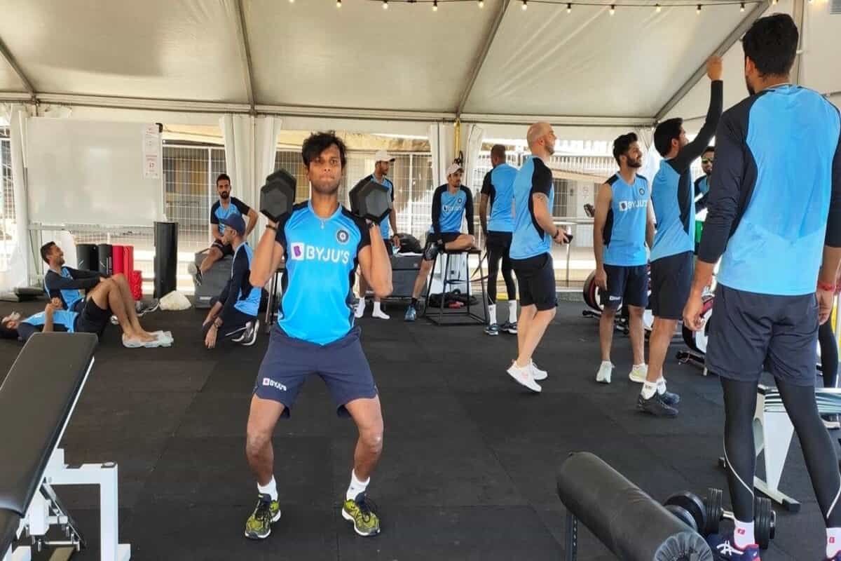 Waqar Younis expects tight contest between India and Australia