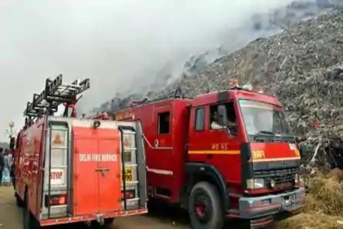 Fire at Ghazipur landfill rages for over 12 hours, adds to Delhi’s pollution woes