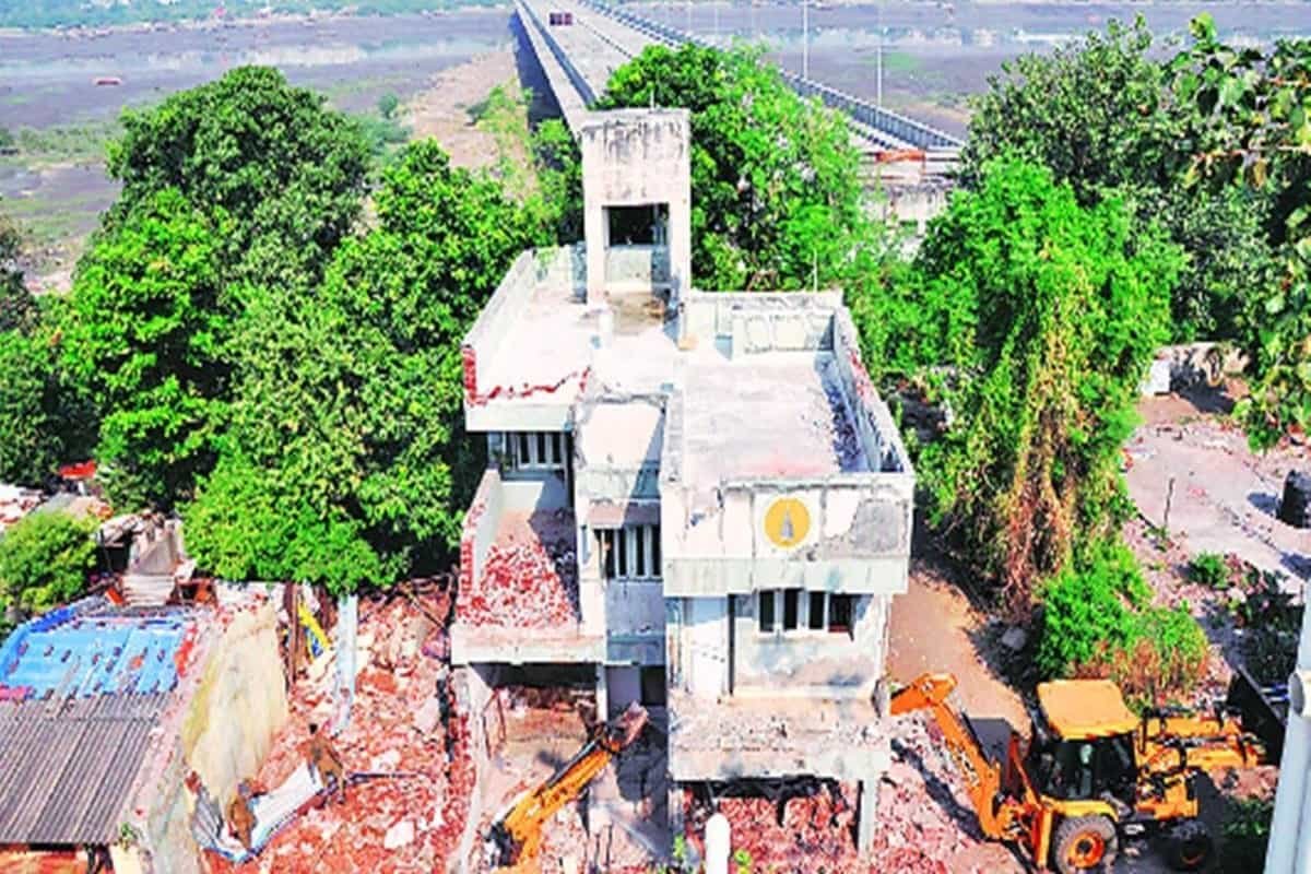SMC razes 20 properties to clear way for Paal-Umra bridge approach road