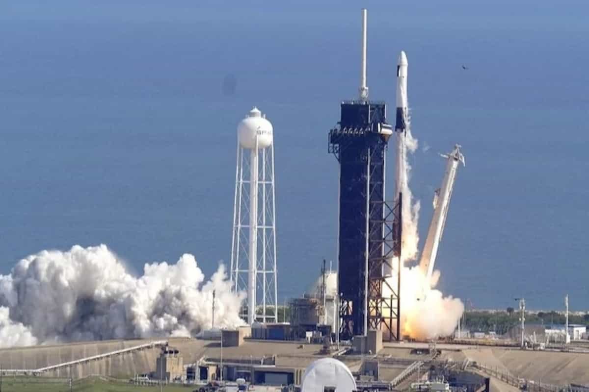 SpaceX launches 2nd Dragon capsule to space station with Christmas presents, 40 mice and more