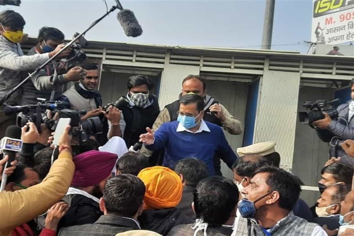 Kejriwal visits Singhu border, reviews arrangements for protesting farmers