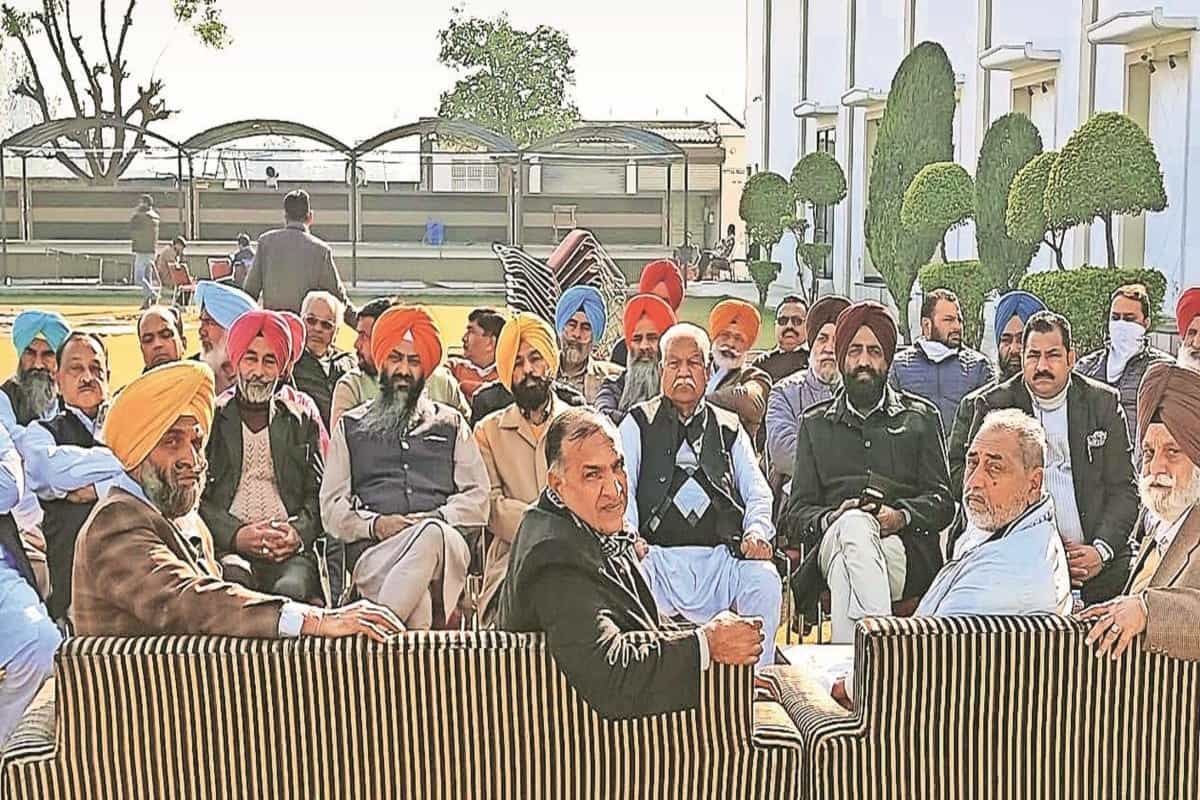 Arhtiyas slam I-T searches, to shut Punjab mandis this week in protest