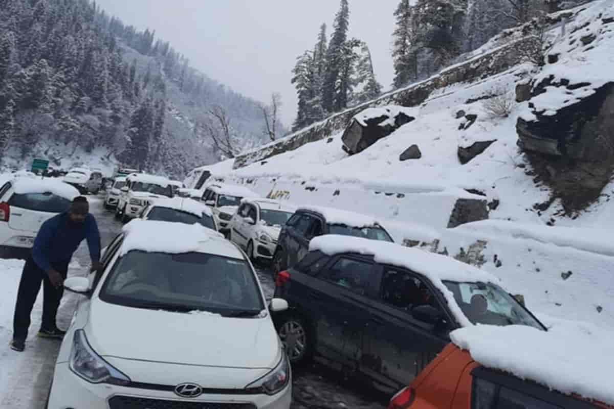 New Year 2021 Heavy Snowfall In Manali, Over 500 Tourists Stranded in