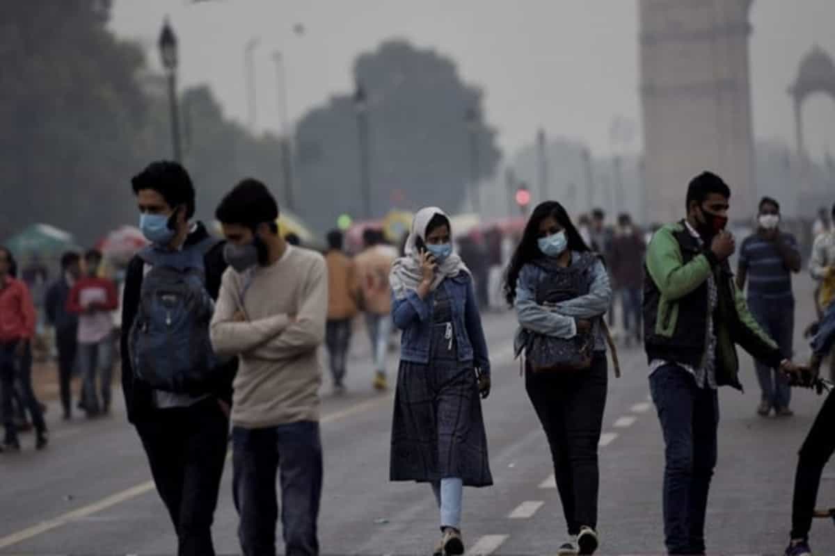 Delhi: Cold wave continues, minimum temperature dips to 2°C