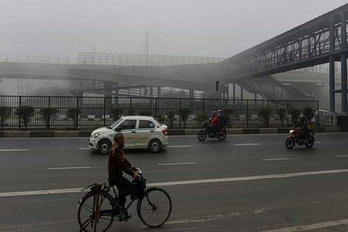Delhi’s minimum temperature rises to 8 degrees Celcius, low visibility delays 16 trains