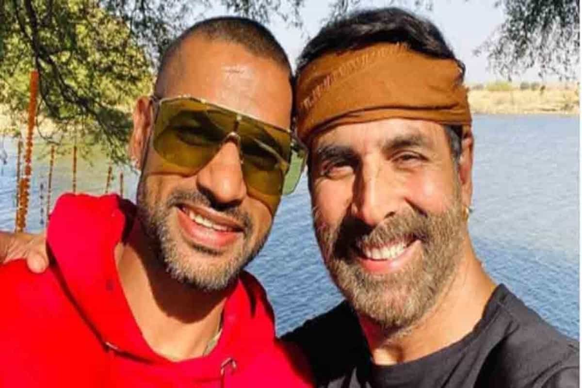 Akshay Kumar and Shikhar Dhawan’s selfie in Jaisalmer is winning the Internet