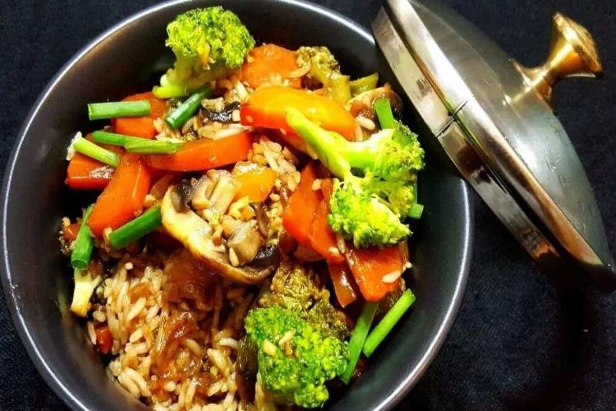 Pot rice with vegetables in soya garlic sauce