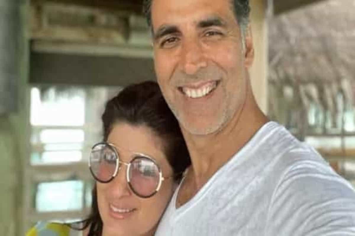 Akshay Kumar shares romantic selfie with Twinkle Khanna from beach holiday