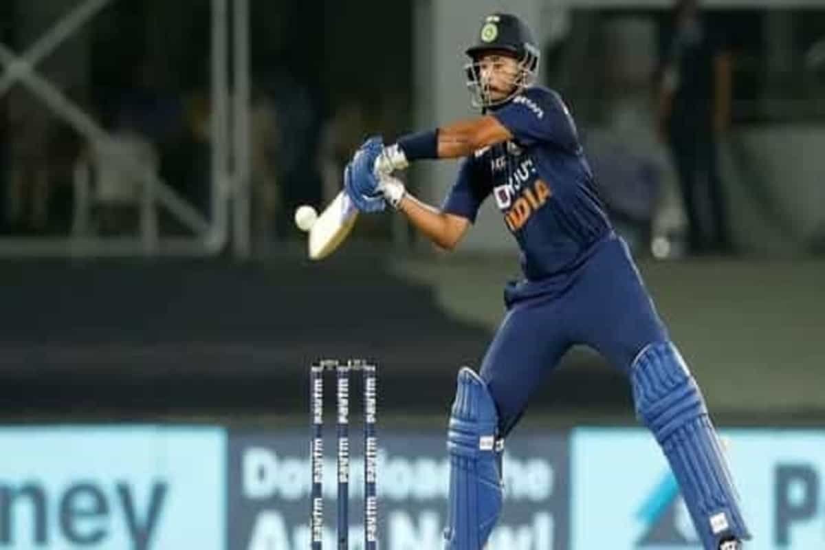 Shikhar Dhawan feels the heat as India eye T20 re-boot