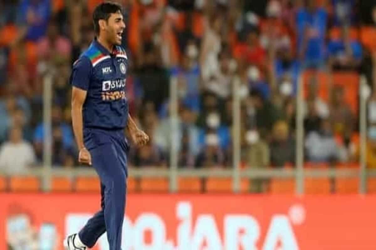 After 15 months and three days, Bhuvneshwar picks up an international wicket