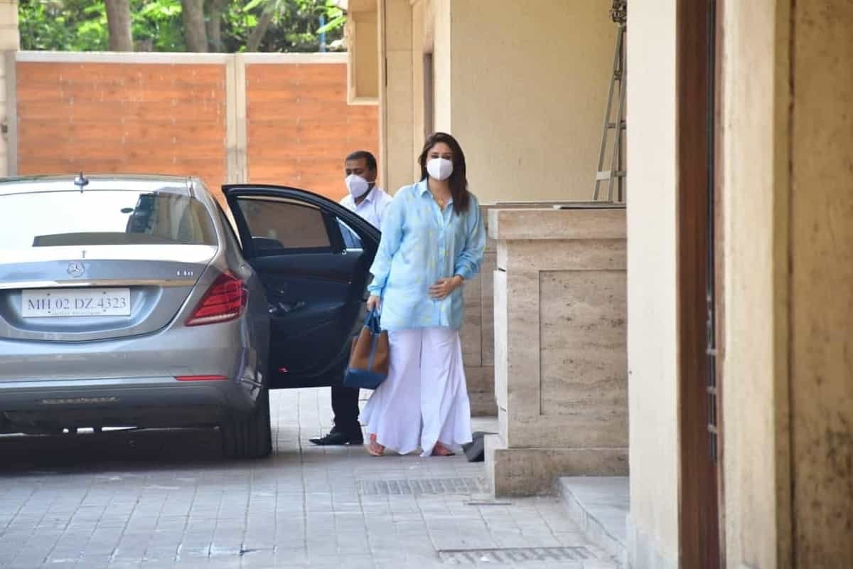 Kareena Kapoor flaunts new hair as she steps out in breezy blue, white ensemble
