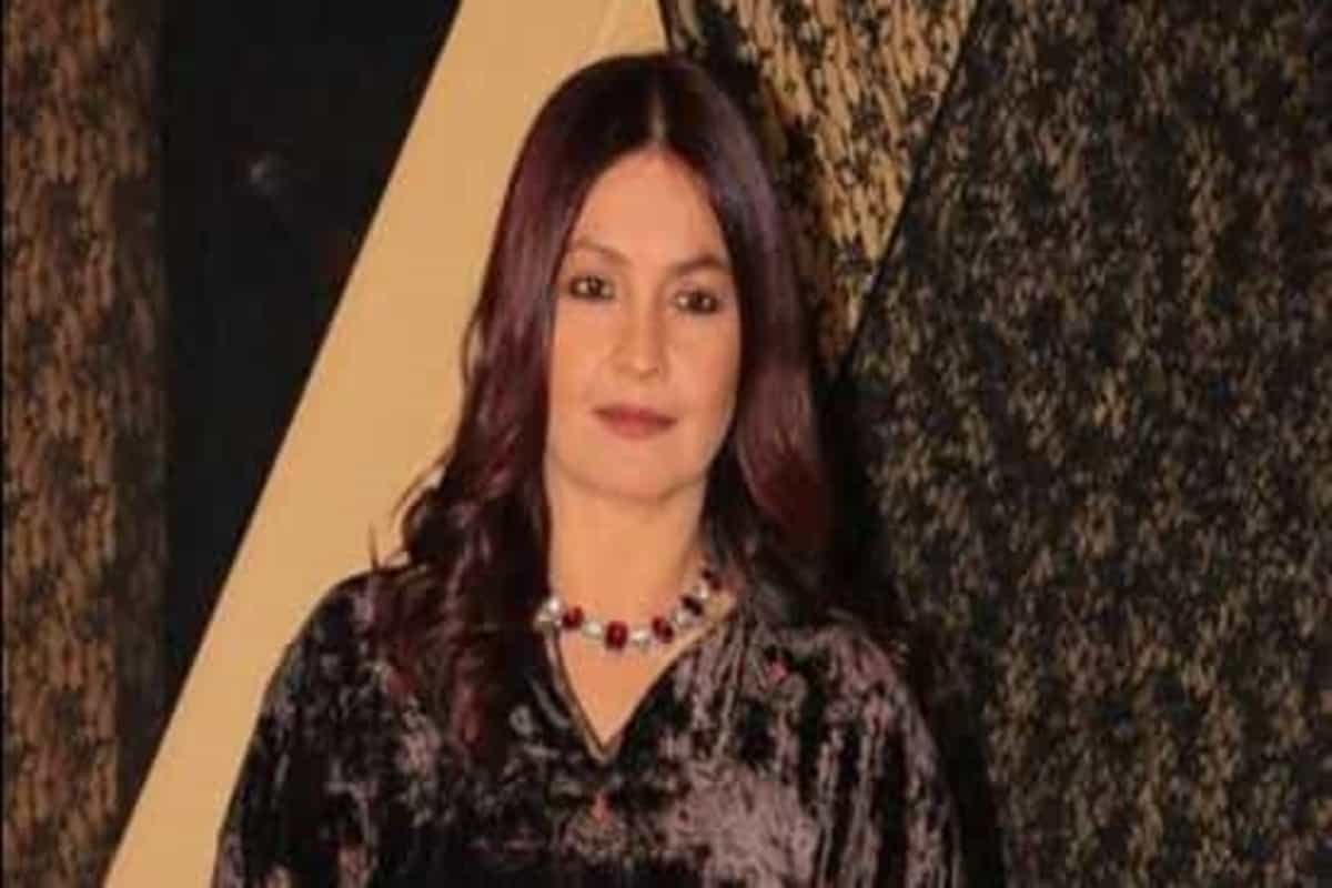 The reason why Twinkle Khanna named herself Mrs Funnybones will crack you up