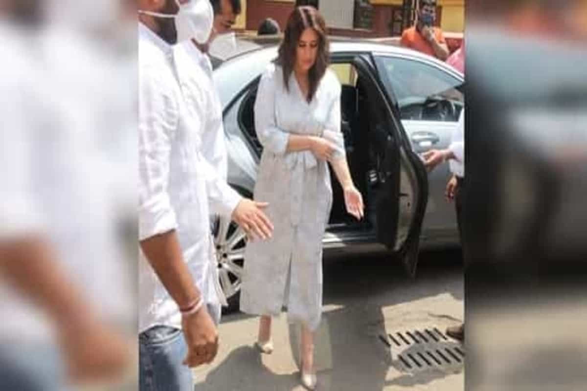 Kareena Kapoor is the queen of post maternity fashion, proof in pics