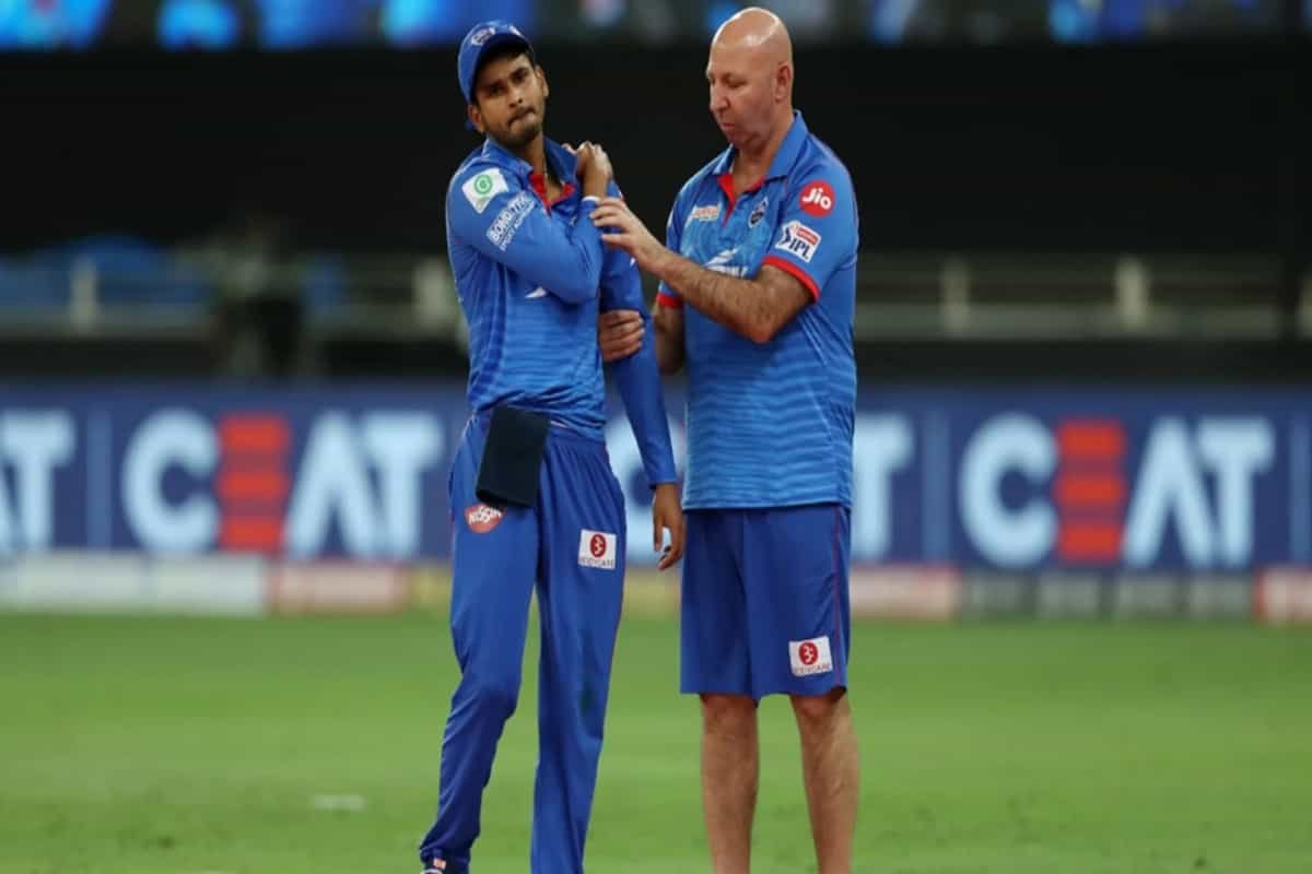 Shreyas Iyer walks off field after injuring shoulder