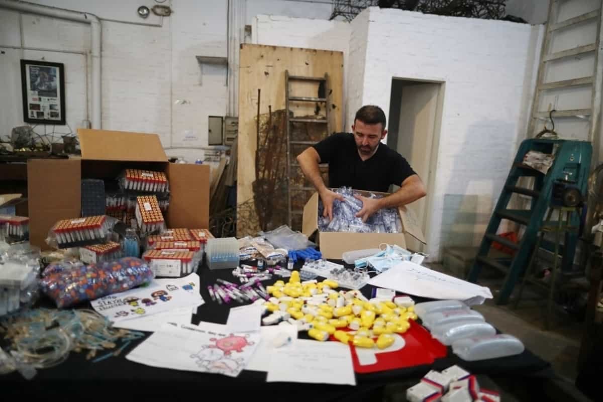 Argentine sculptor turns pandemic waste into art