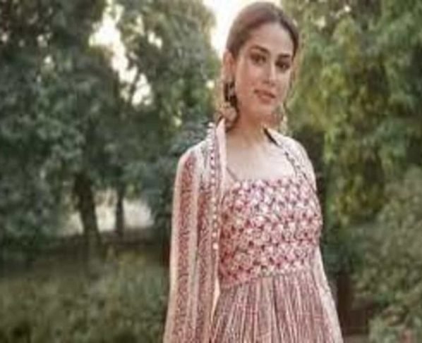 Mira Kapoor throws back to stunning look in ₹32,500 Punit Balana anarkali