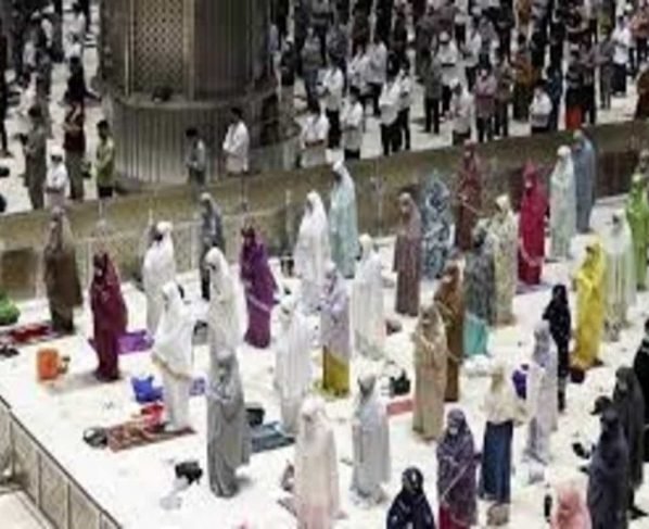 Muslims open Ramadan with social distanced prayers, vaccines