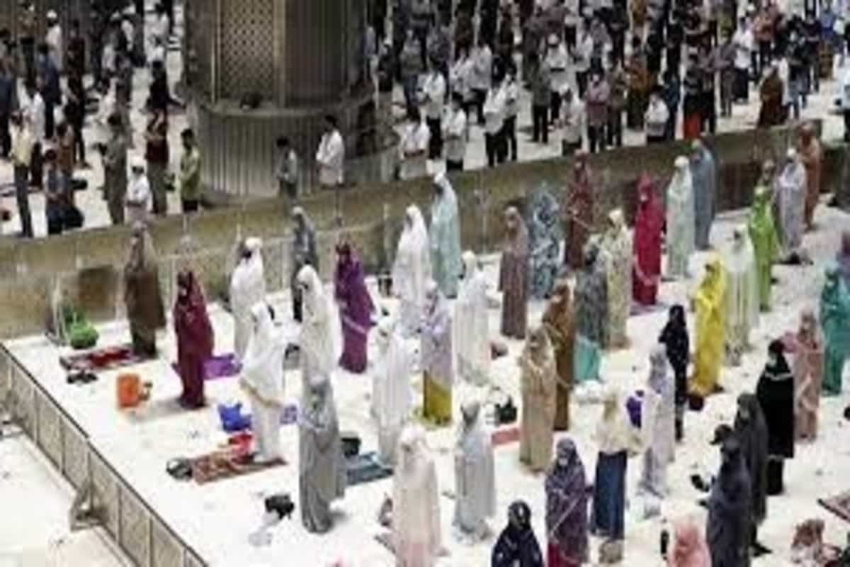 Muslims open Ramadan with social distanced prayers, vaccines