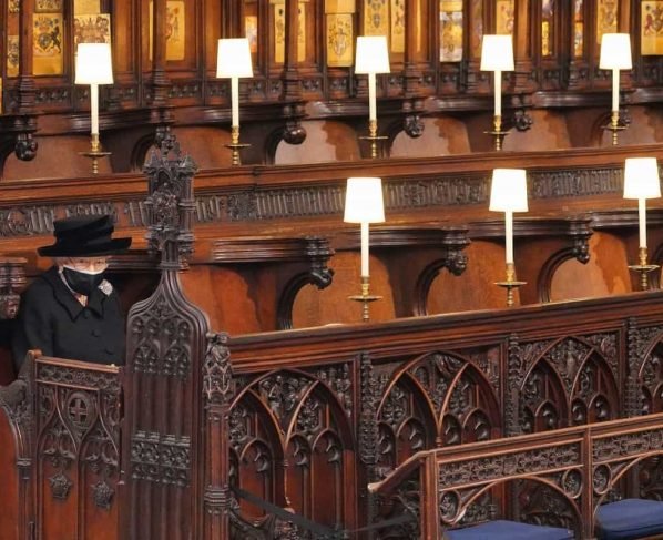 Queen sits alone at funeral for Prince Philip to set example