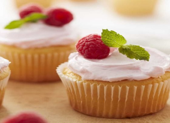 Recipe: Cupcakes with Raspberry Cream will paint Thursday blues, a happy yellow