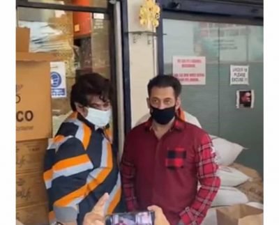 Salman Khan tastes food being sent out to 5000 frontline workers, watch video