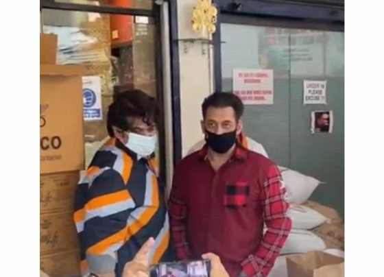 Salman Khan tastes food being sent out to 5000 frontline workers, watch video