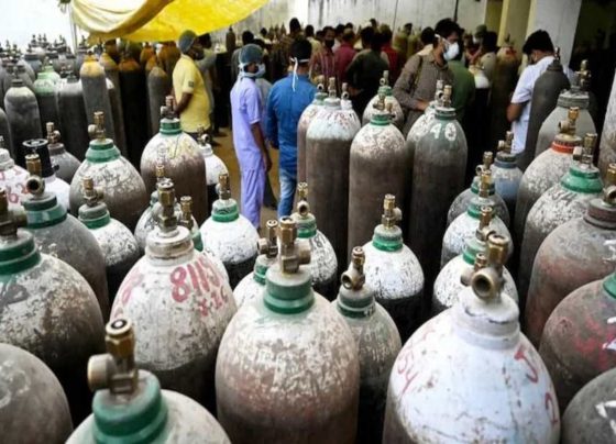 BREAKING NEWS : HC asks Delhi govt to take over oxygen refilling unit with immediate effect, serves contempt notice against 5 refillers