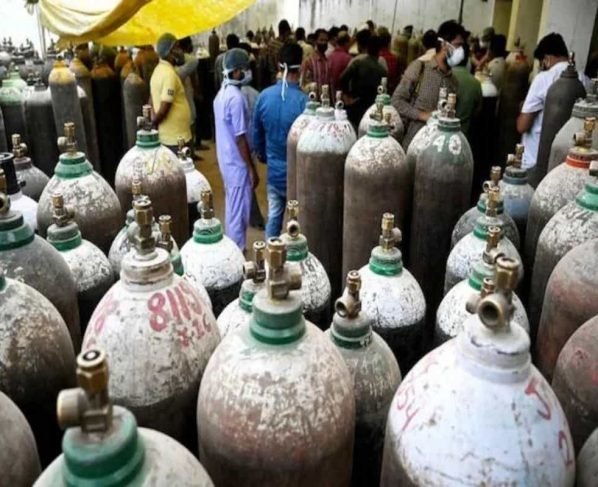BREAKING NEWS : HC asks Delhi govt to take over oxygen refilling unit with immediate effect, serves contempt notice against 5 refillers
