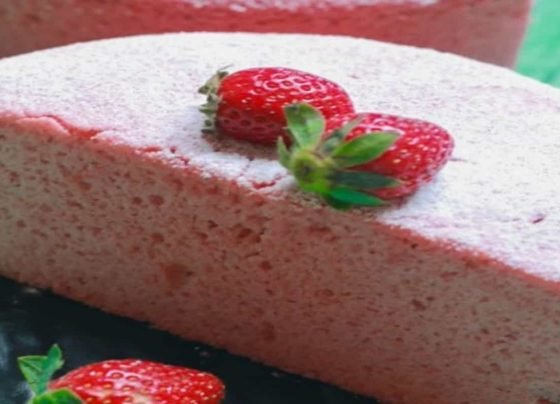 Recipe: Enjoy cake's taste and texture with a bowl of Pink strawberry baked oats