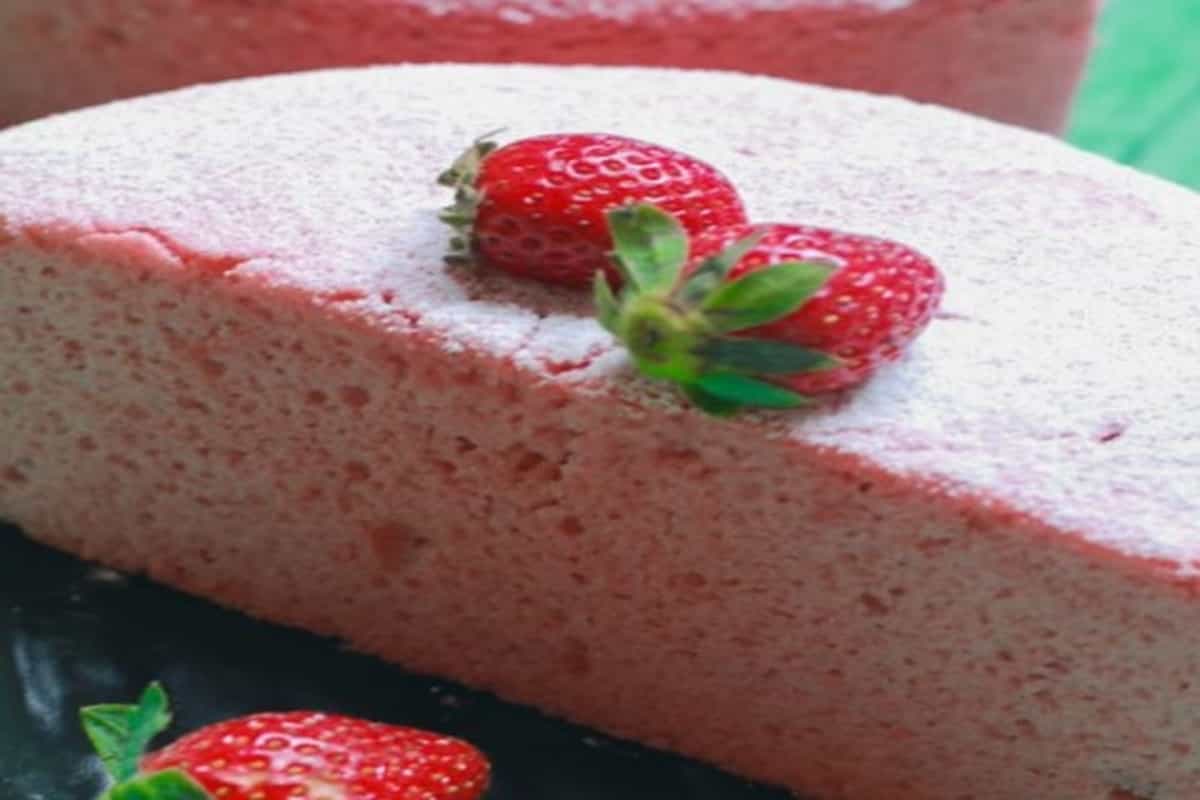 Recipe: Enjoy cake’s taste and texture with a bowl of Pink strawberry baked oats