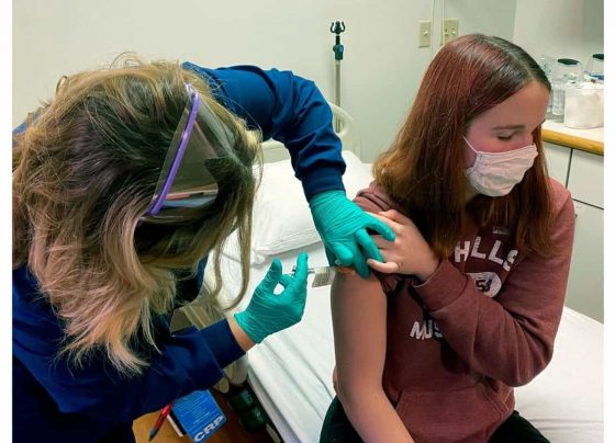 Delhi cop carries 82-year-old woman to vaccination centre, receives applause