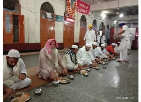 Lucknow gurdwara’s oxygen langar gets generous donations from Hindus, Muslims