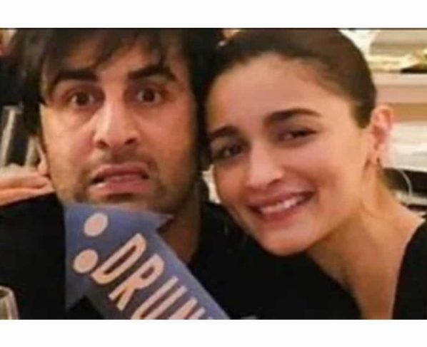 Alia Bhatt's fans believe they spotted Ranbir Kapoor in her live session. Watch