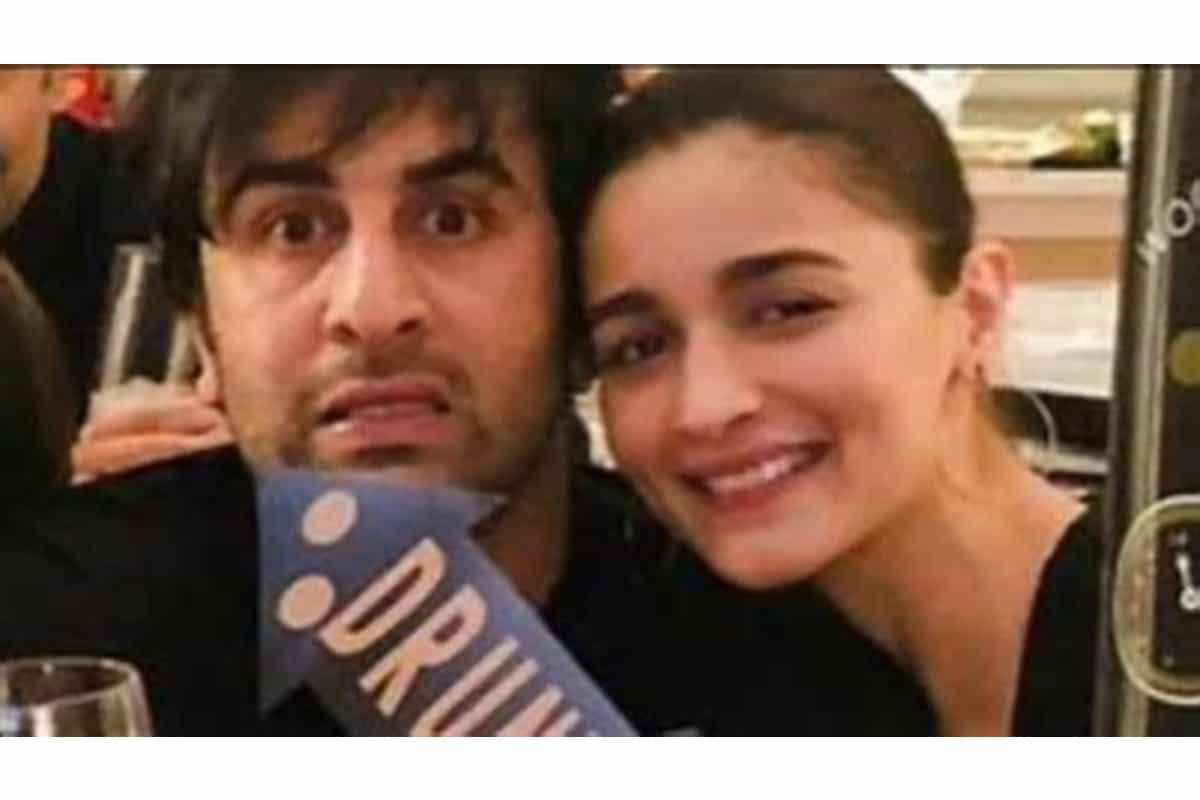 Alia Bhatt’s fans believe they spotted Ranbir Kapoor in her live session. Watch