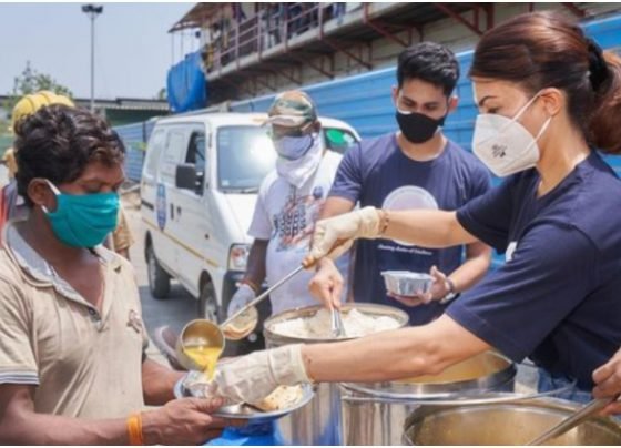 Jacqueline Fernandez serves meals to the needy, Sunny Leone helps migrants: ‘Let’s make this life worth it by helping others in need’