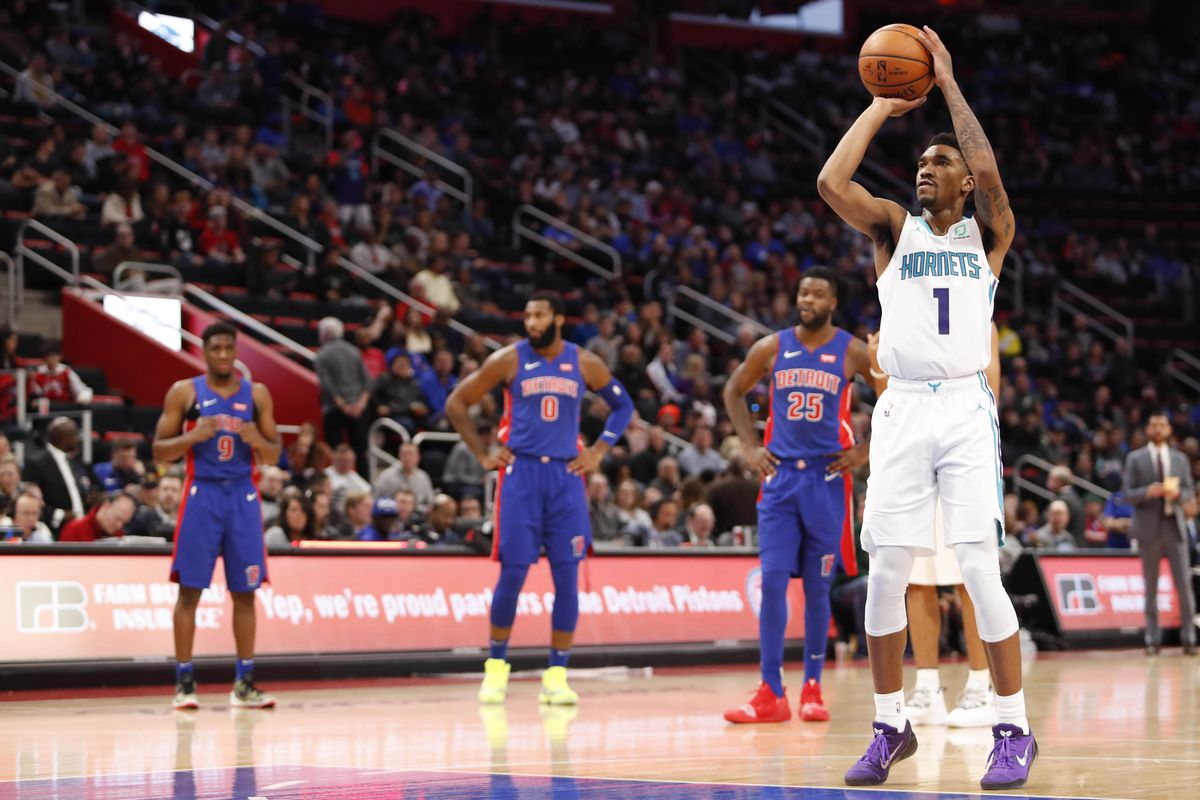 Детройт пистонс хьюстон. Charlotte Hornets Detroit Pistons. Баскетбольная команда Детройт. Шарлотт Хорнетс и Детройт Пистонс. Детройт команда по баскетболу