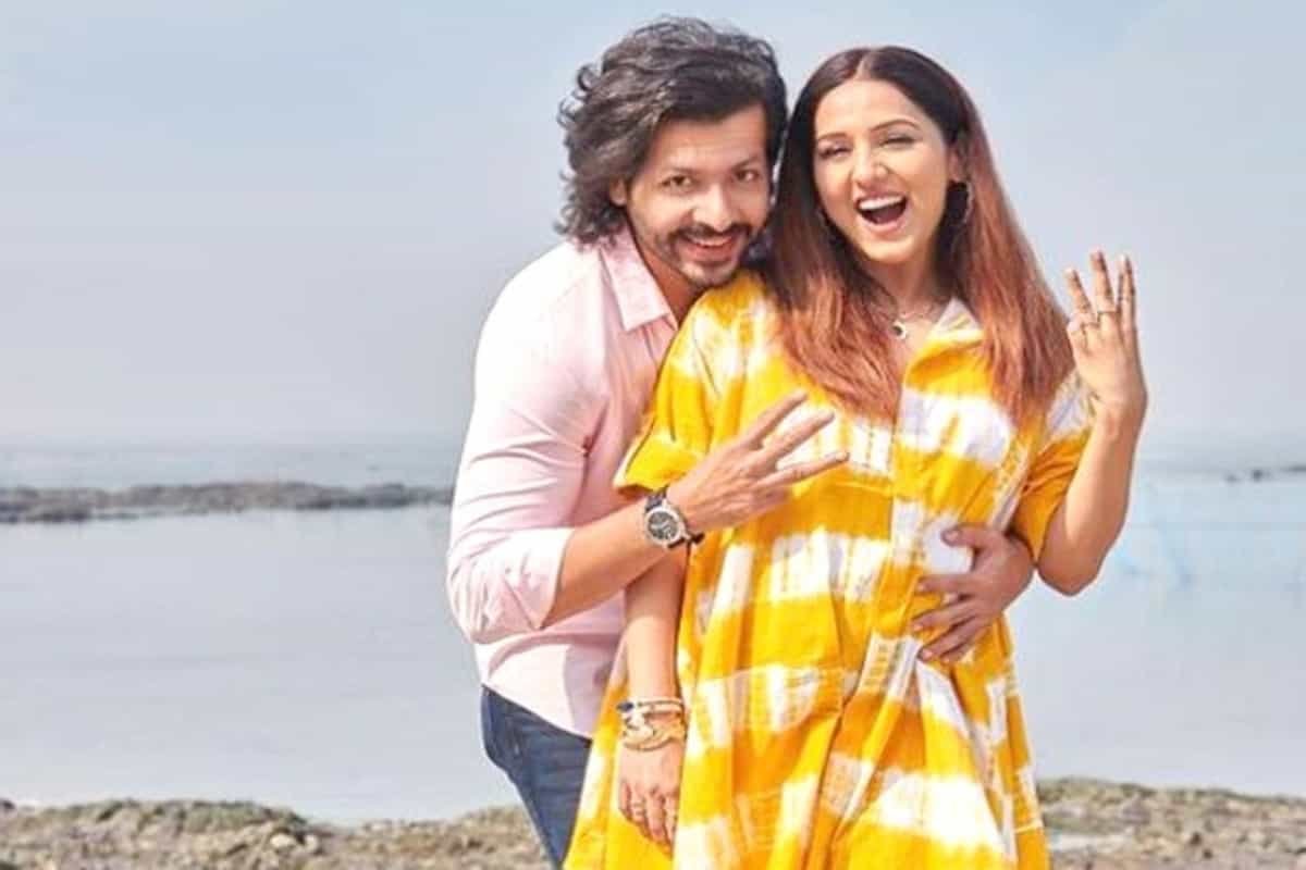 Singer Neeti Mohan and hubby Nihaar Pandya blessed with a baby boy!