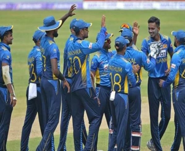 Sri Lanka players refuse to sign central contract