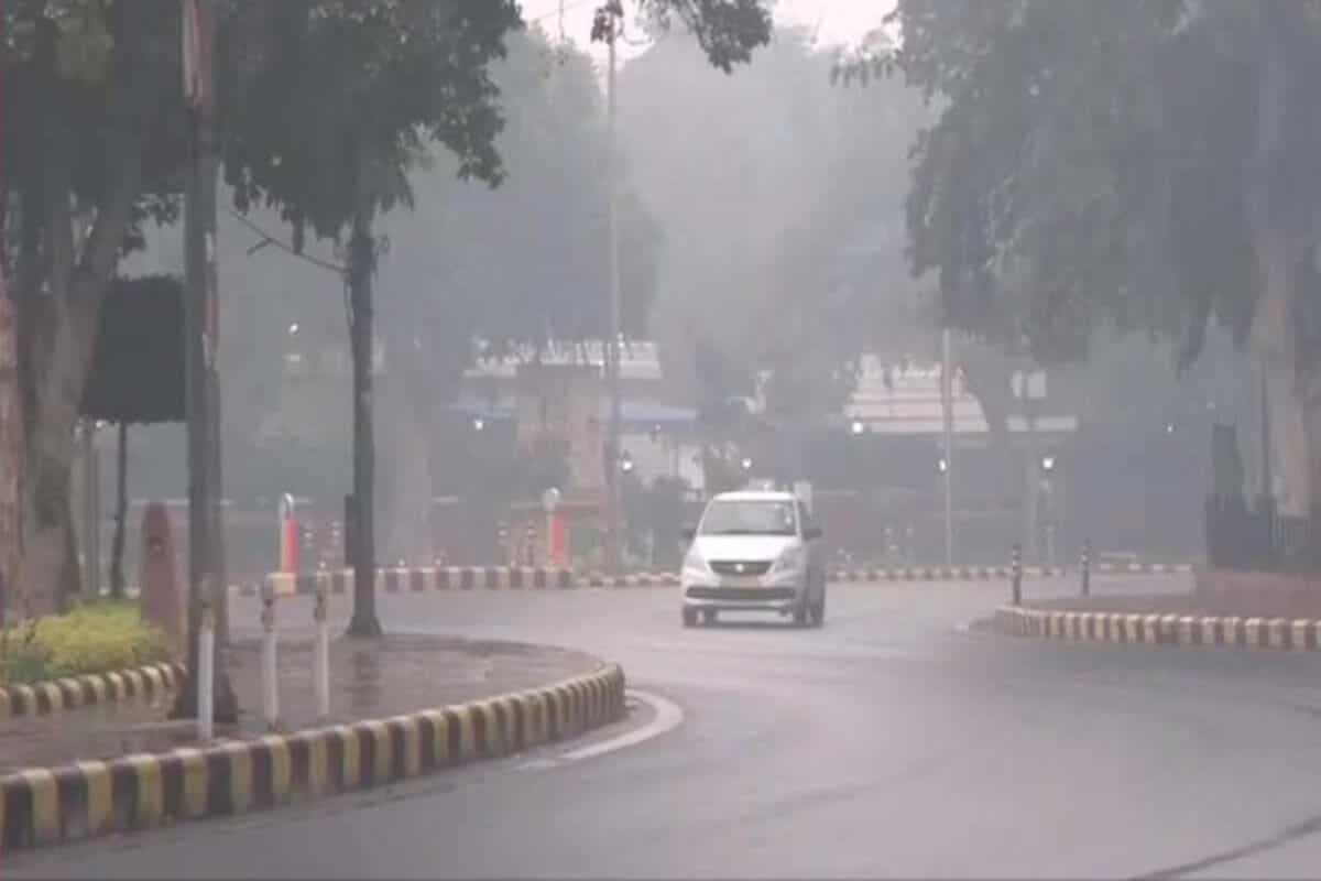 Delhi weather: Light rains today; AQI in moderate category