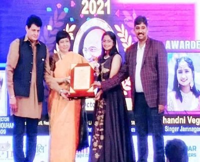 Singer Chandni Vegad honored with 'Mahatma Gandhi Ratna Award-2021' in Mumbai