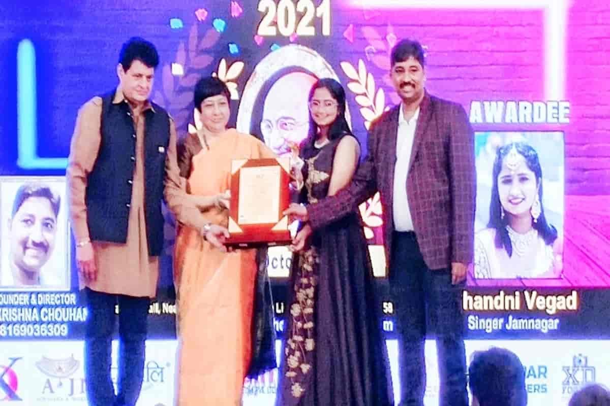 Singer Chandni Vegad honored with ‘Mahatma Gandhi Ratna Award-2021’ in Mumbai