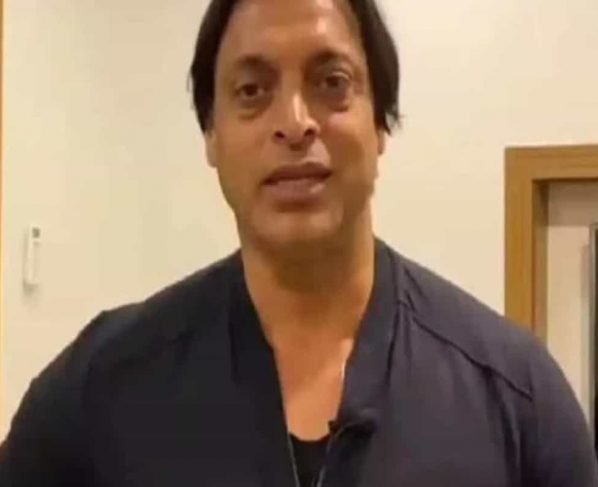 Harbhajan Singh gives courage to Shoaib Akhtar Rawalpindi Express is shocked by the death of his mother