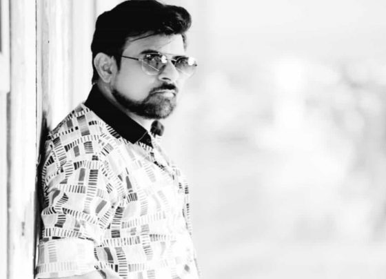 Farhan Akhtar द्वारा घोषणा की गई फ़िल्म 'जी ले जरा' से परेशान हुए निर्माता निर्देशक Vine Arora