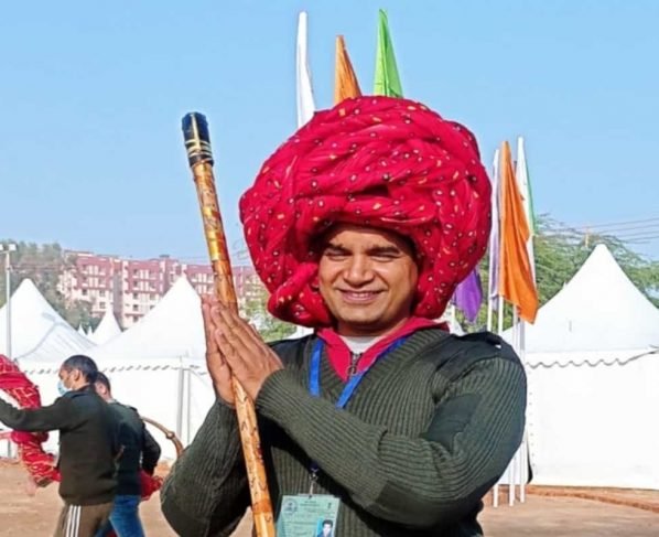 Republic Day Parade 2022: बड़ी पगड़ी कलरफुल ड्रेस पहने गुजराती वेशभूषा में वस्त्र मंत्रालय की झांकी को जीवंत करेंगे अभिनेता राजन कुमार